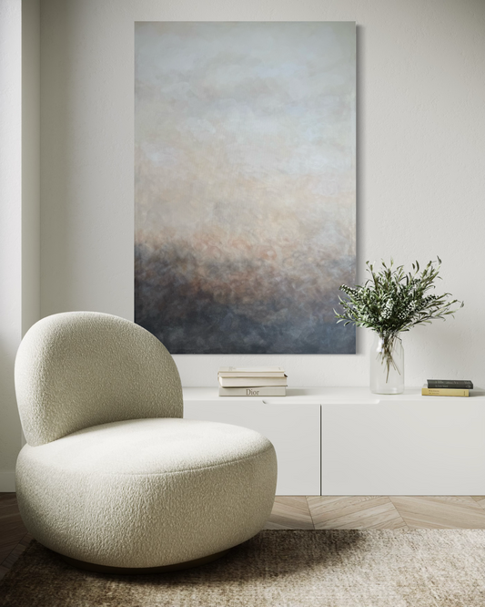 Abstrakt tavla Rökslöja av Elin Palmgren ovanför vit sideboard med bouclé-fåtölj – harmonisk inredning