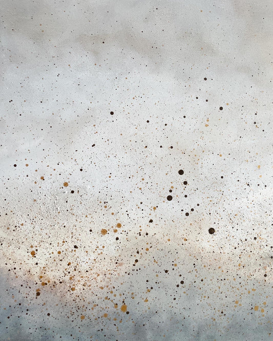 Närbild av abstrakt tavla Speckles – handmålad teknik i grå och beige med detaljer i brun och guld, av Elin Palmgren