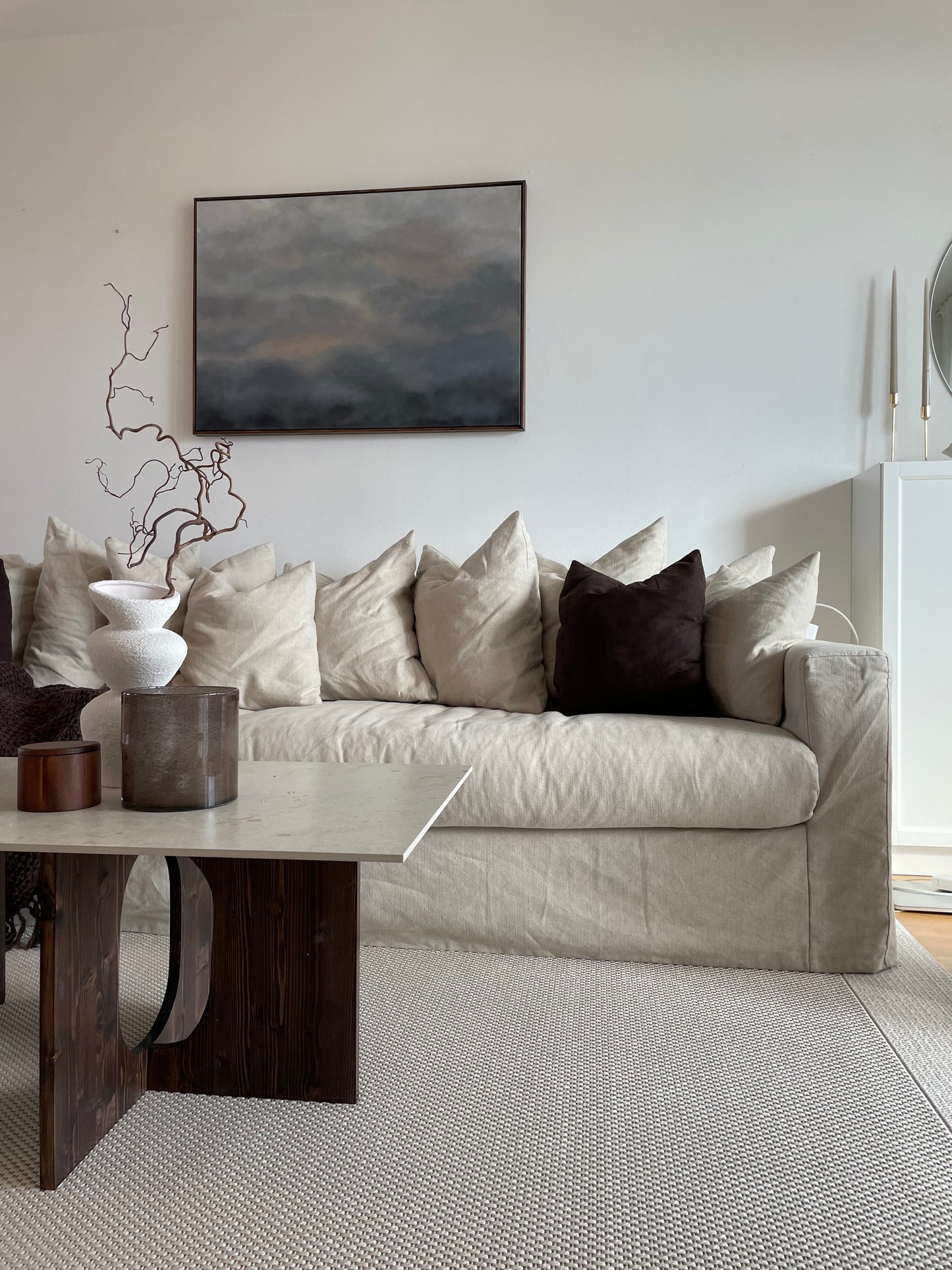 The Serene 70x100 cm av Elin Palmgren i ett harmoniskt jordnära vardagsrum – LUGN Interiör