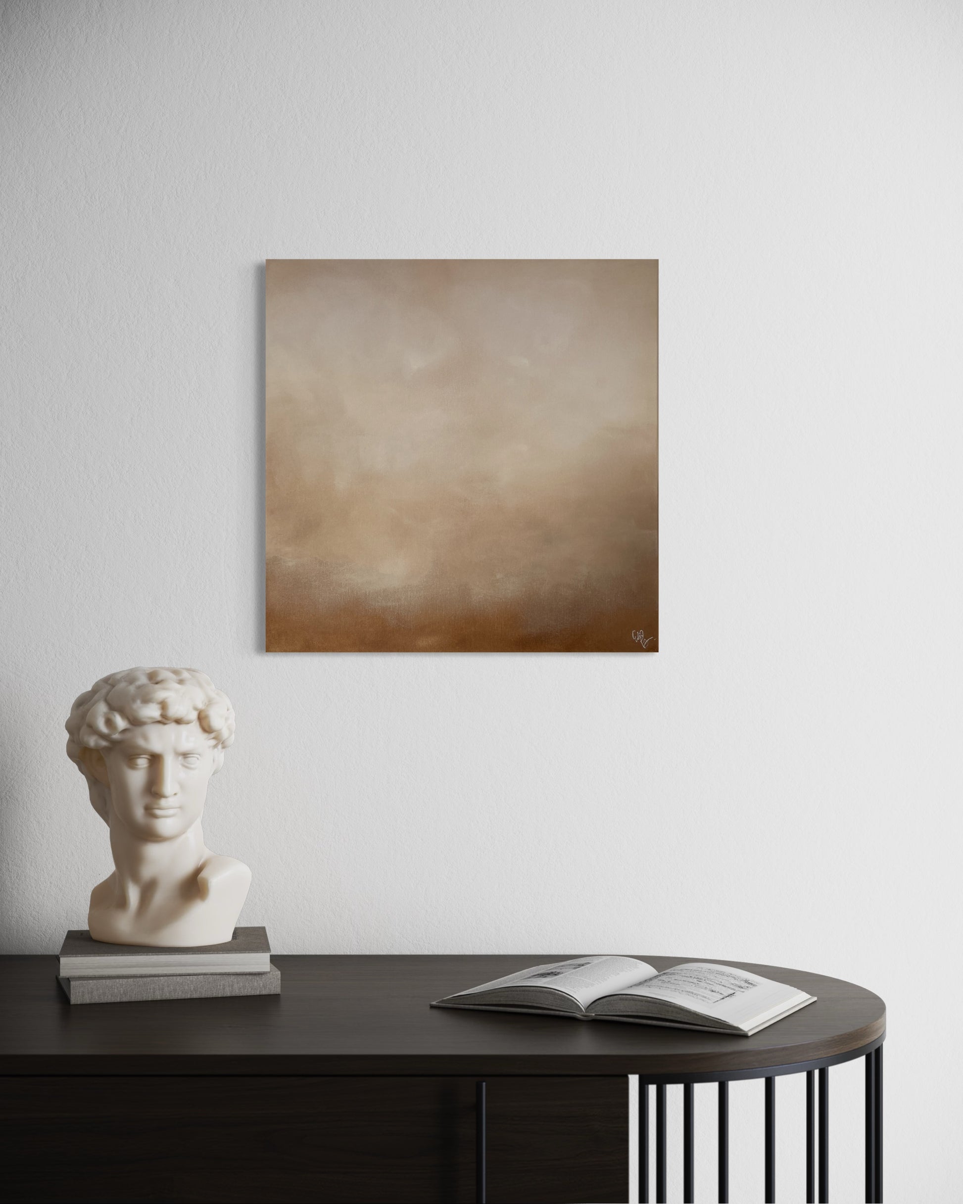 Angela av Elin Palmgren – abstrakt tavla i brun och beige i minimalistiskt vardagsrum