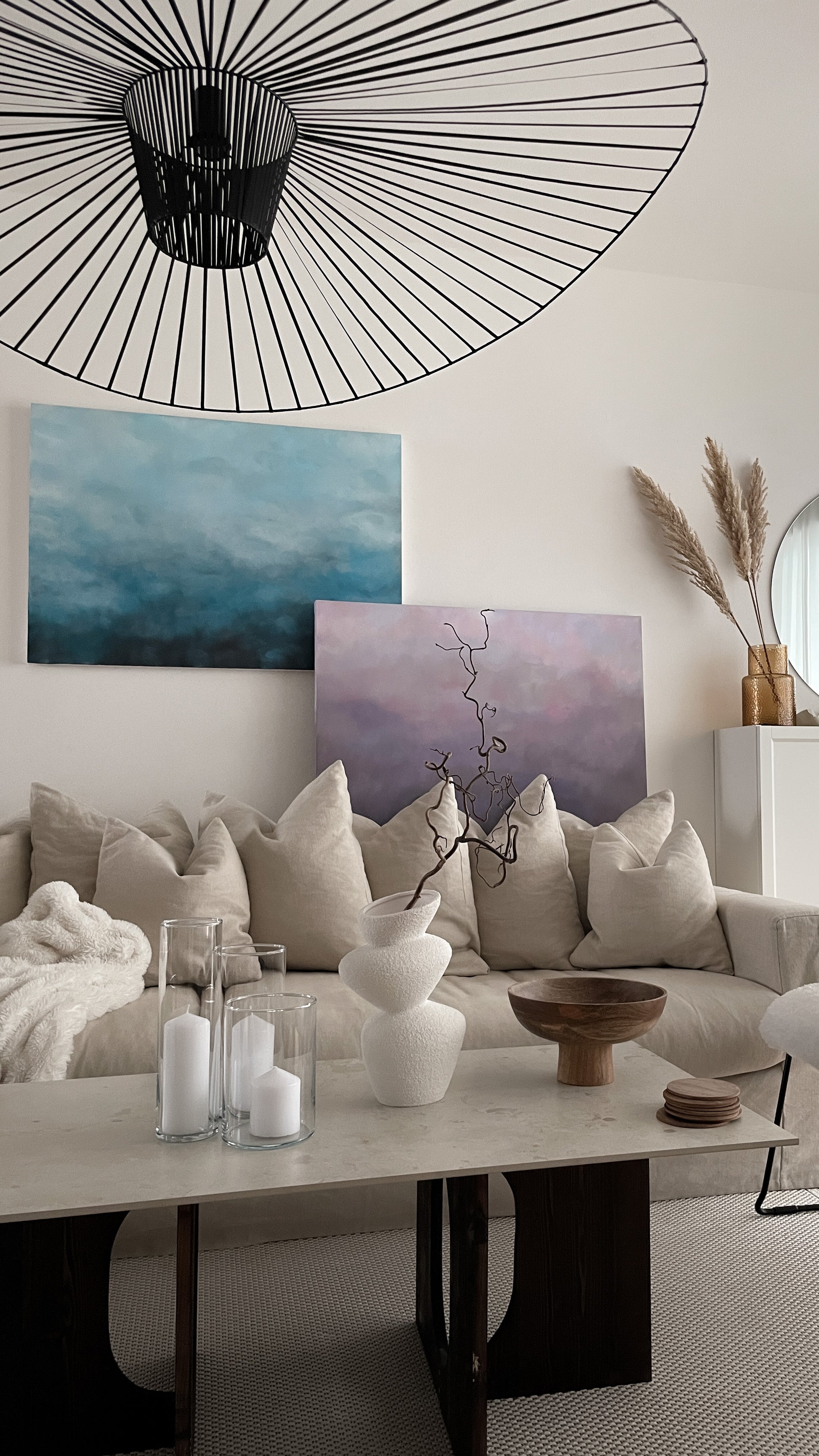 Baby Blue av Elin Palmgren – abstrakt blå tavla i minimalistiskt vardagsrum med japandi-inredning
