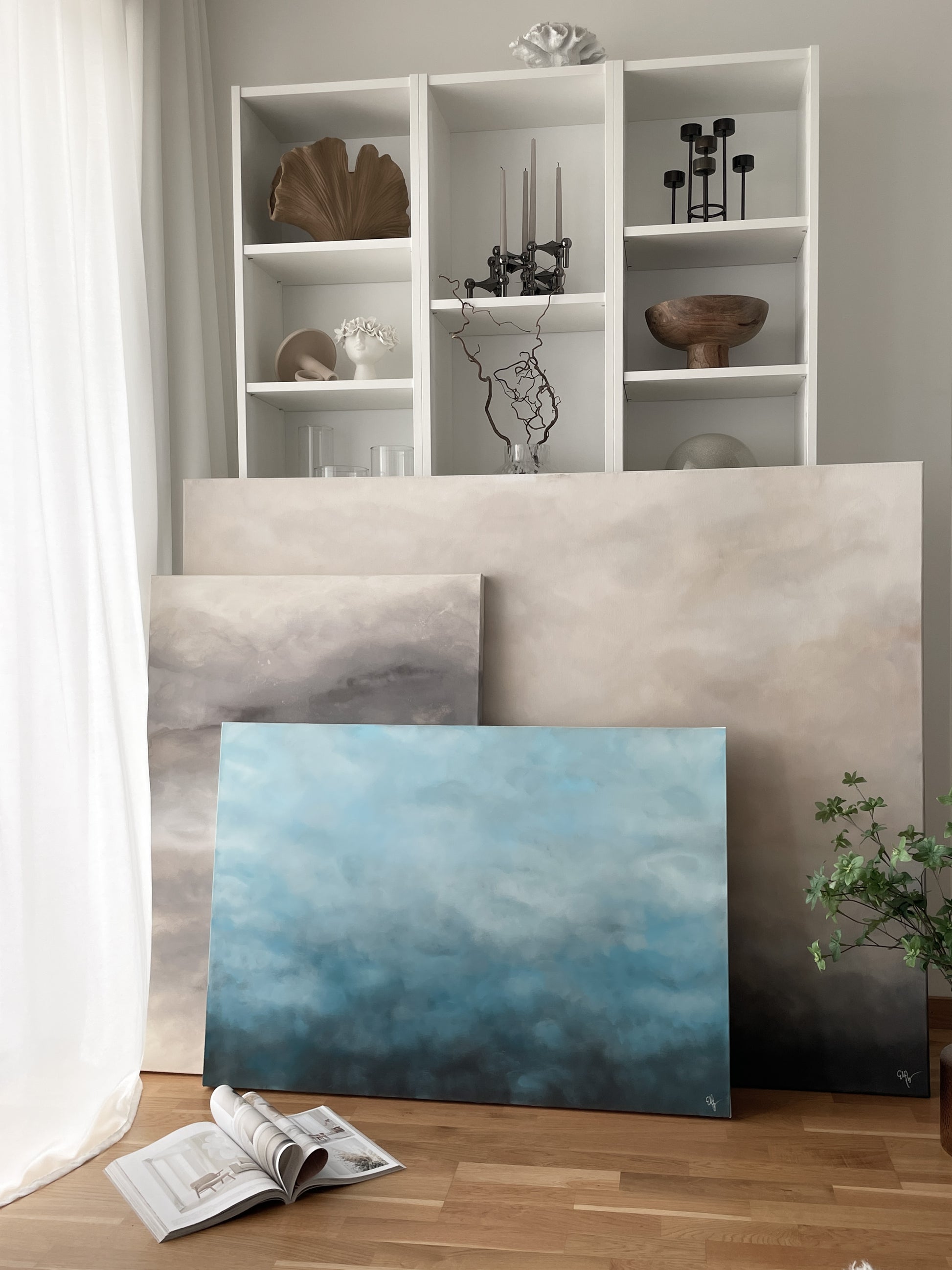 Baby Blue 70x100 cm av Elin Palmgren – lugn inredning med abstrakt konst i pastellblå