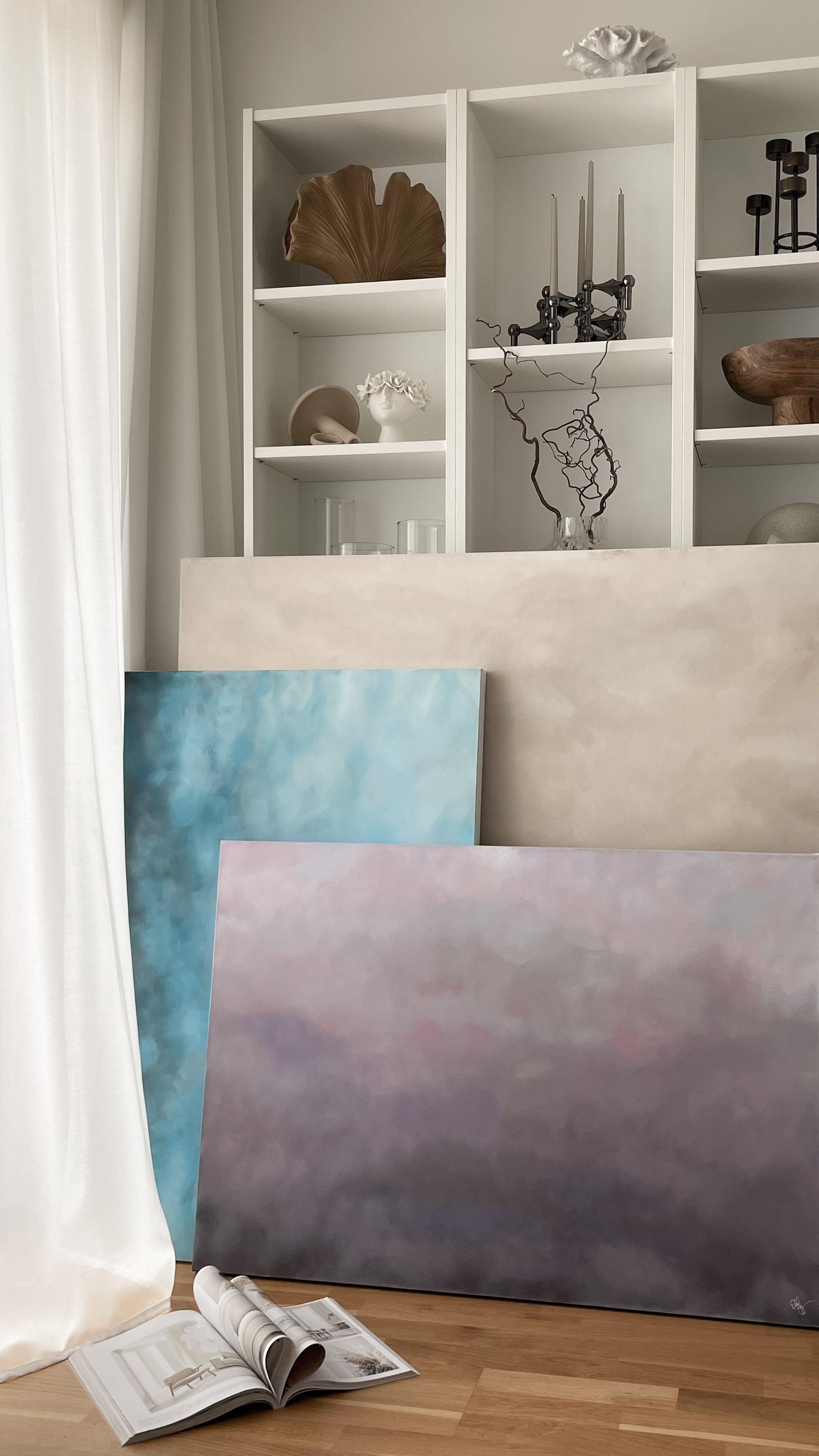 Detaljer på abstrakt tavla Lavender – deep edge canvas utan ram av Elin Palmgren i minimalistisk inredning