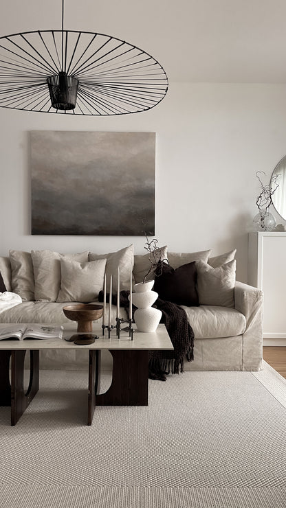 Beige Delight av Elin Palmgren – abstrakt tavla i grå och beige i minimalistiskt vardagsrum