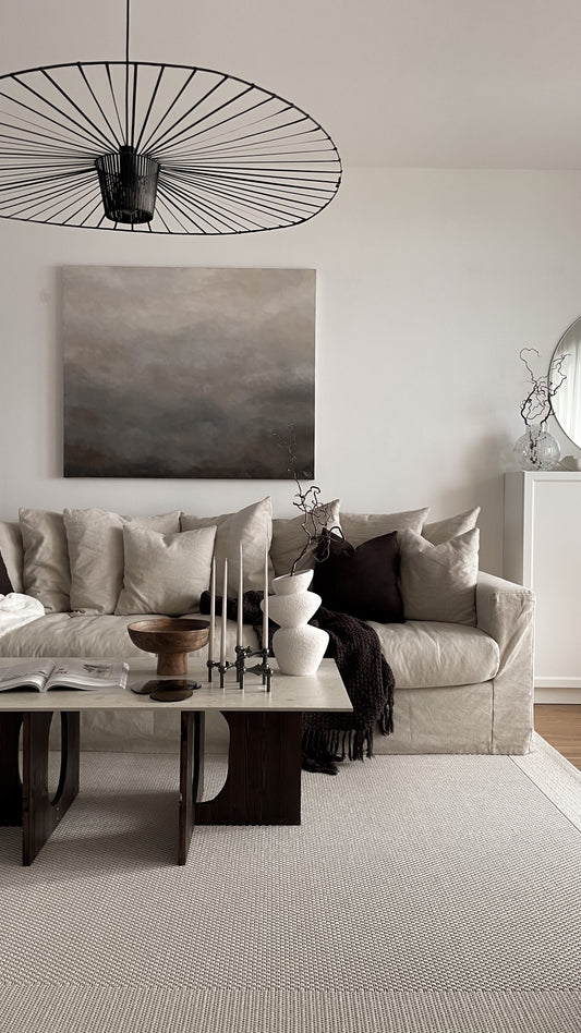 Beige Delight av Elin Palmgren – abstrakt tavla i grå och beige i minimalistiskt vardagsrum