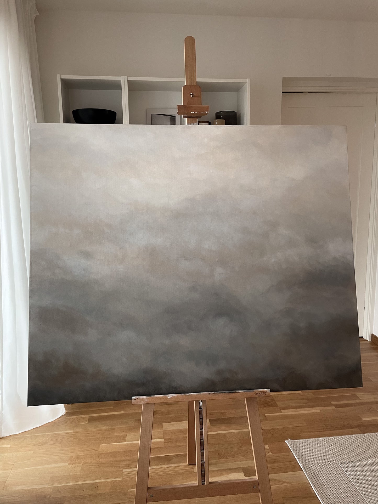 Beige Delight - handmålad tavla i beige och grå som står på konstnär Elin Palmgrens staffli
