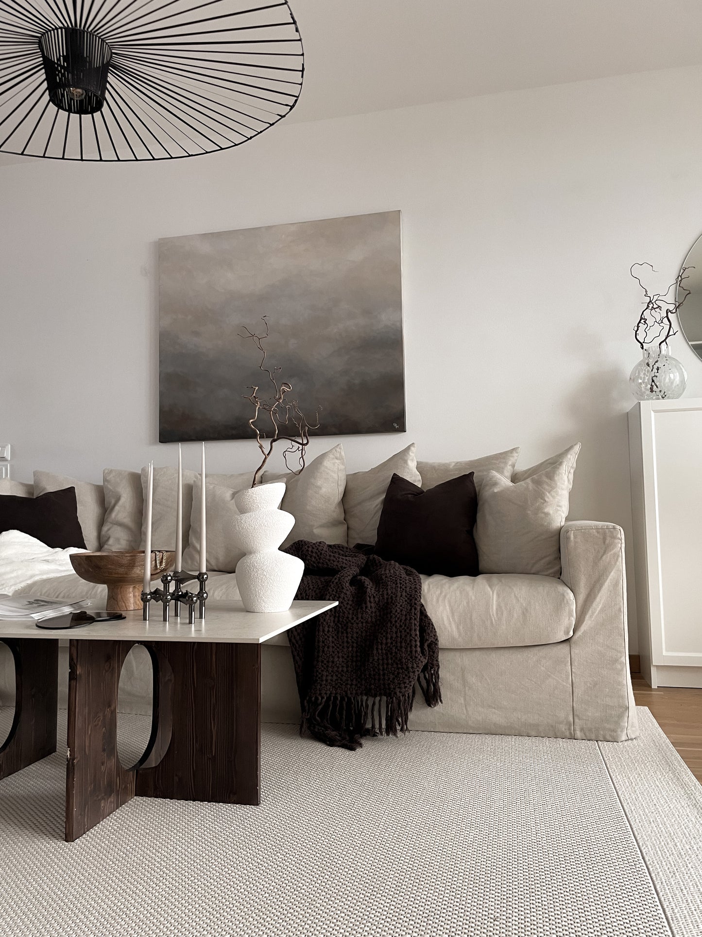 Beige Delight – handmålad originalkonst av Elin Palmgren i ett japandi-inrett vardagsrum, LUGN Interiör Linköping
