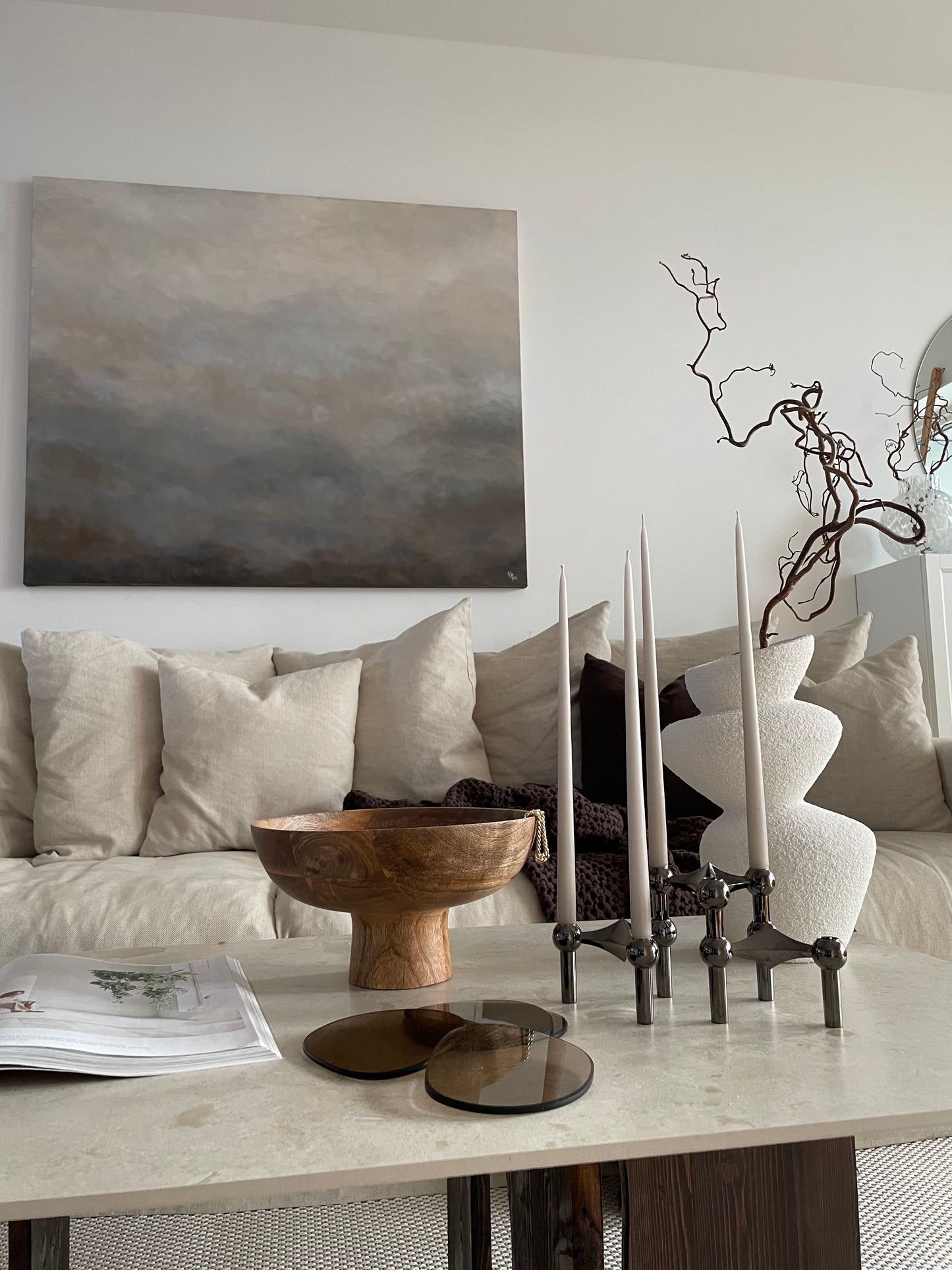 Handmålad abstrakt tavla Beige Delight– deep edge canvas av Elin Palmgren ovanför beige soffa
