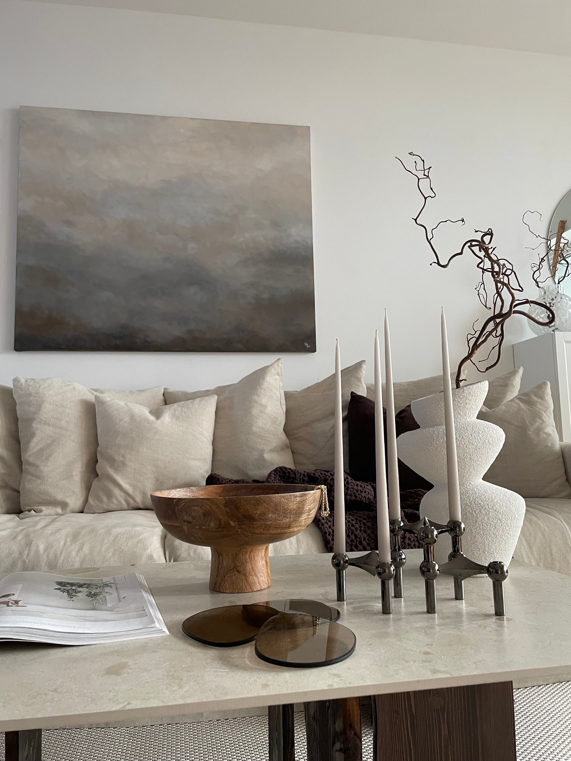 Handmålad abstrakt tavla Beige Delight– deep edge canvas av Elin Palmgren ovanför beige soffa