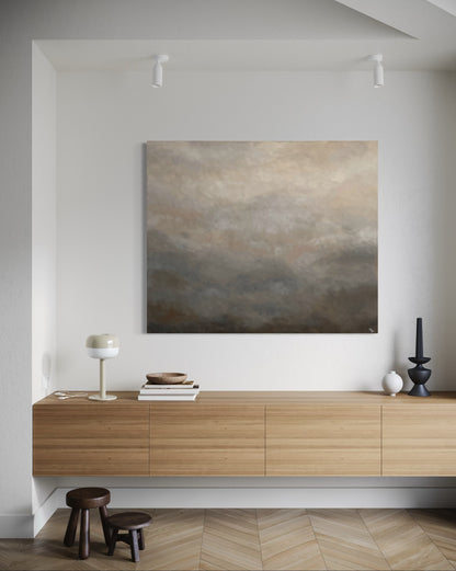 Handgjord tavla Beige Delight i vit, beige och grå av Elin Palmgren som hänger ovanför en skänk i trä