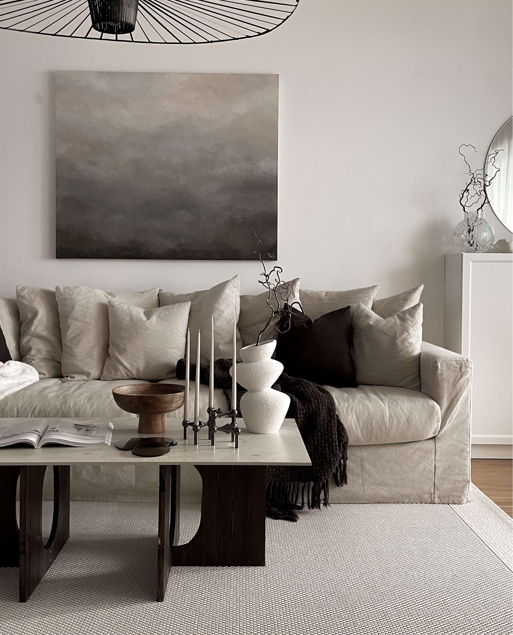 Beige Delight 100x120 cm av Elin Palmgren hängd på ljus vägg i vardagsrum – LUGN Interiör