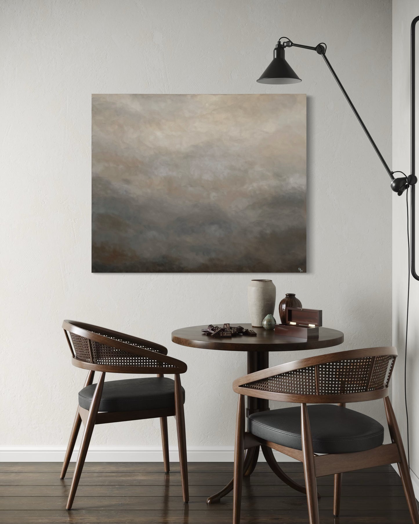 Beige Delight - handmålad tavla i vit, beige och grå som hänger på en helvit vägg ovanför ett bord och två stolar i mörkt trä.
