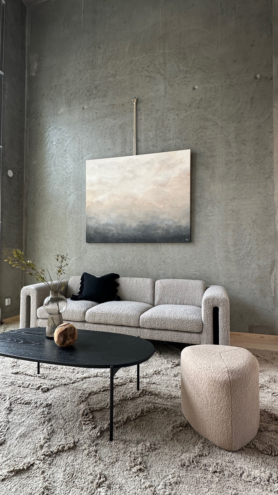 Calima av Elin Palmgren – abstrakt tavla i grå och beige i minimalistiskt vardagsrum med industriell stil