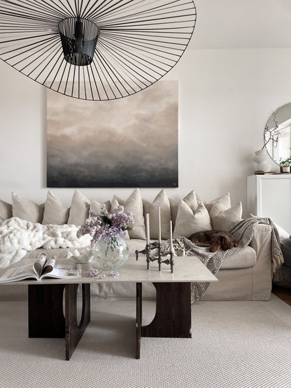 Calima av Elin Palmgren – lugn inredning med abstrakt konst i beige, svart och grå