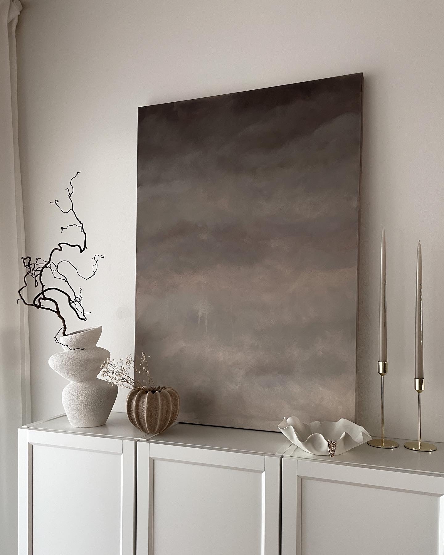 Calm Beige av Elin Palmgren – abstrakt tavla i beige på stilrent inredd skänk i lugnt hem