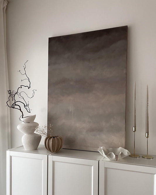 Calm Beige av Elin Palmgren – abstrakt tavla i beige på stilrent inredd skänk i lugnt hem