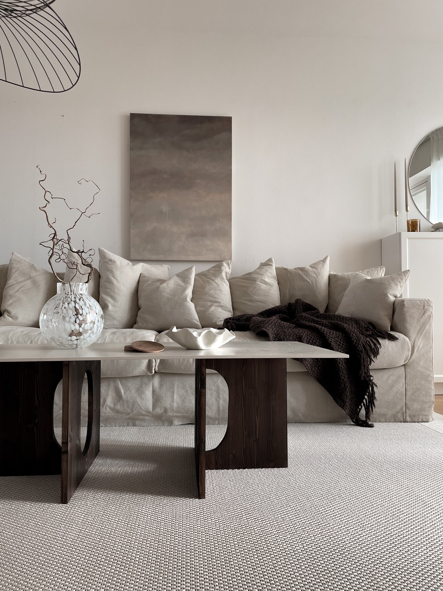 Calm Beige av Elin Palmgren – abstrakt handgjord tavla i grå och beige i minimalistiskt vardagsrum med japandi-inredning