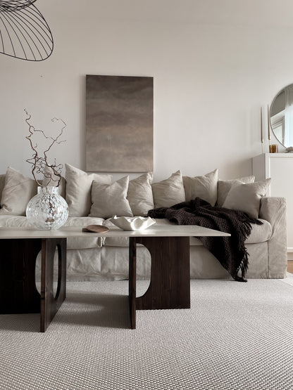 Calm Beige av Elin Palmgren – abstrakt handgjord tavla i grå och beige i minimalistiskt vardagsrum med japandi-inredning