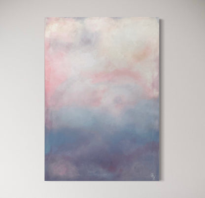 Abstrakt tavla Cotton Candy i vit, blå, lila och rosa som hänger på en vit vägg, konstnär Elin Palmgren