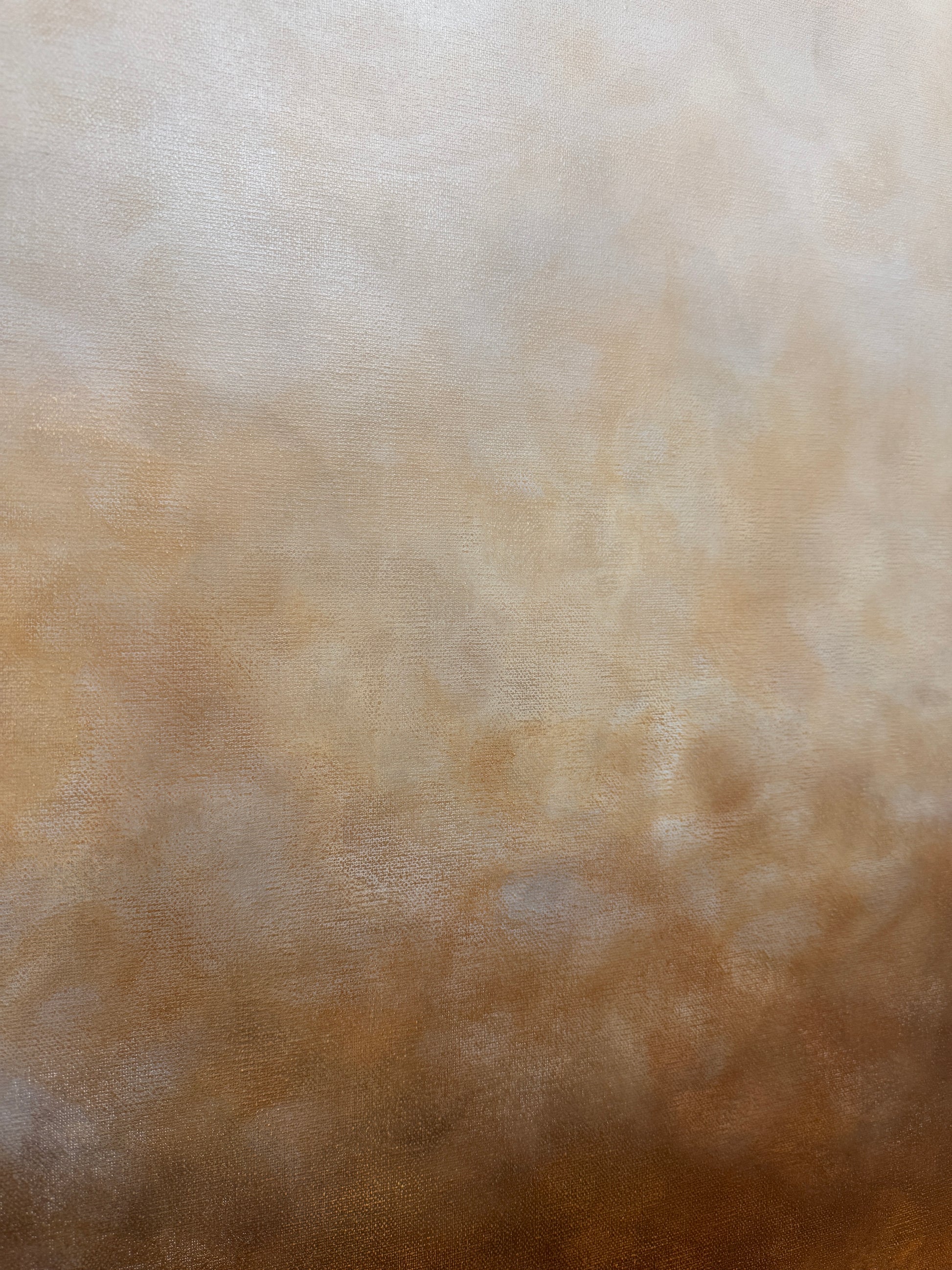 Närbild av den abstrakta tavlan Där Älvorna Dansar av Elin Palmgren med mjuka skiftningar mellan kopparaktig brun färg, beige och vit