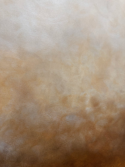 Närbild av den abstrakta tavlan Där Älvorna Dansar av Elin Palmgren med mjuka skiftningar mellan kopparaktig brun färg, beige och vit