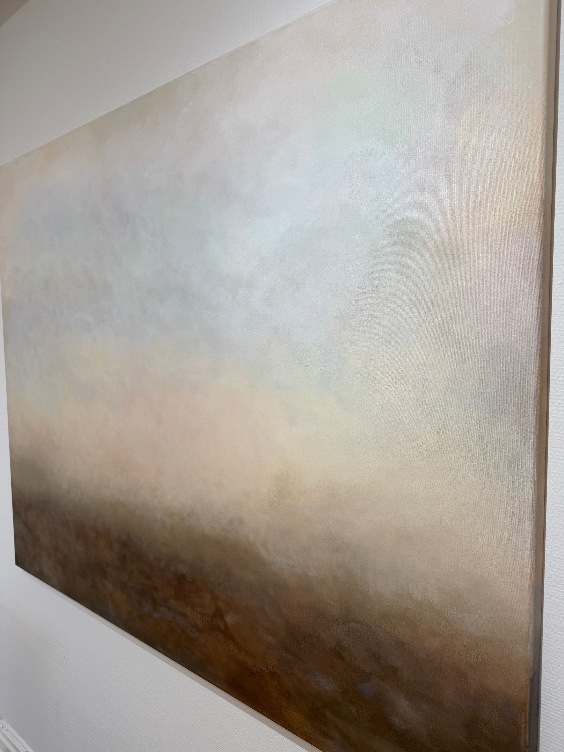 Närbild av abstrakt tavla Flora 120x150 cm i brun, beige, ljusrosa och vit, målad av Elin Palmgren med akryl på canvas