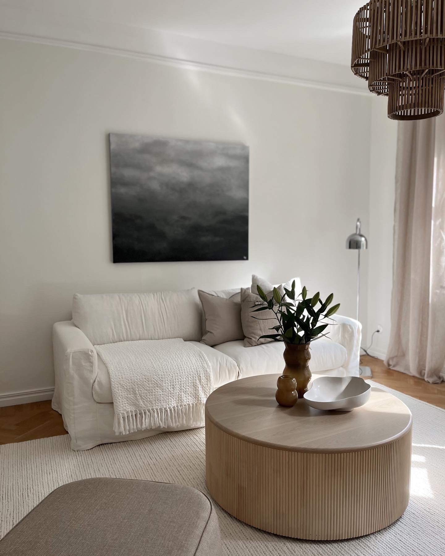 Grey Delight av Elin Palmgren – abstrakt tavla i grå och svart i ljust minimalistiskt vardagsrum