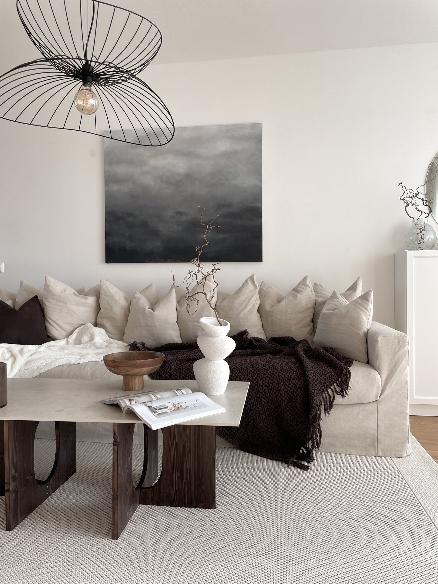 Grey Delight av Elin Palmgren – lugn japandi-inspirerad inredning med abstrakt konst i grå och svart