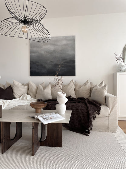 Grey Delight av Elin Palmgren – lugn japandi-inspirerad inredning med abstrakt konst i grå och svart