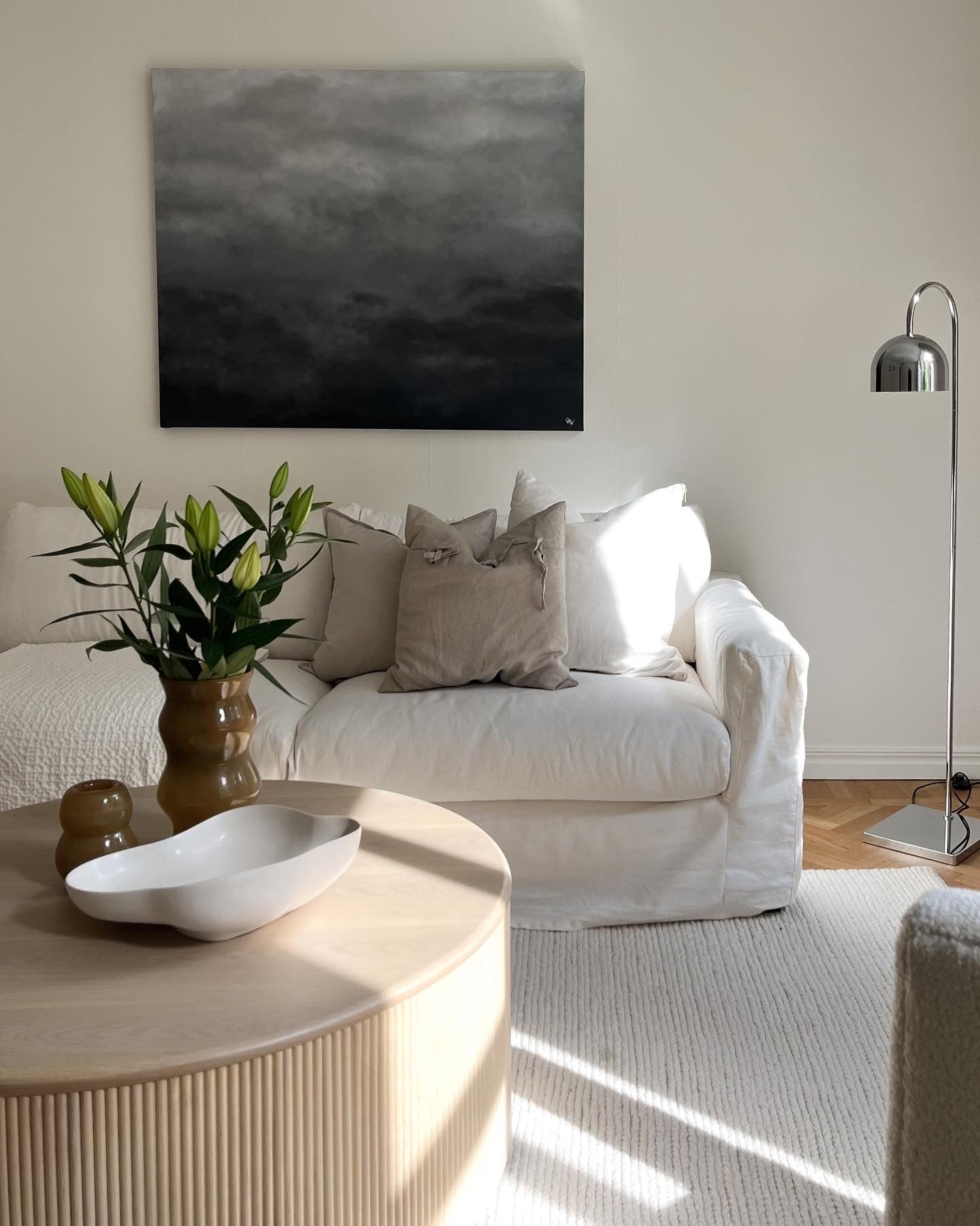 Grey Delight av Elin Palmgren – lugn harmonisk inredning med abstrakt konst i grå och svart