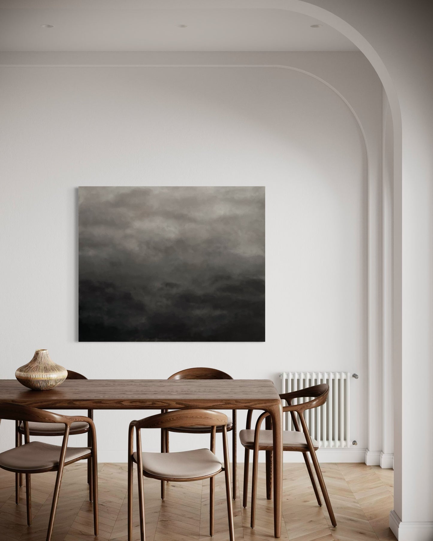 Abstrakt handmålad tavla Grey Delight av Elin Palmgren i vit, grå och svart som hänger på en helvit vägg ovanför ett matbord och stolar i valnöt
