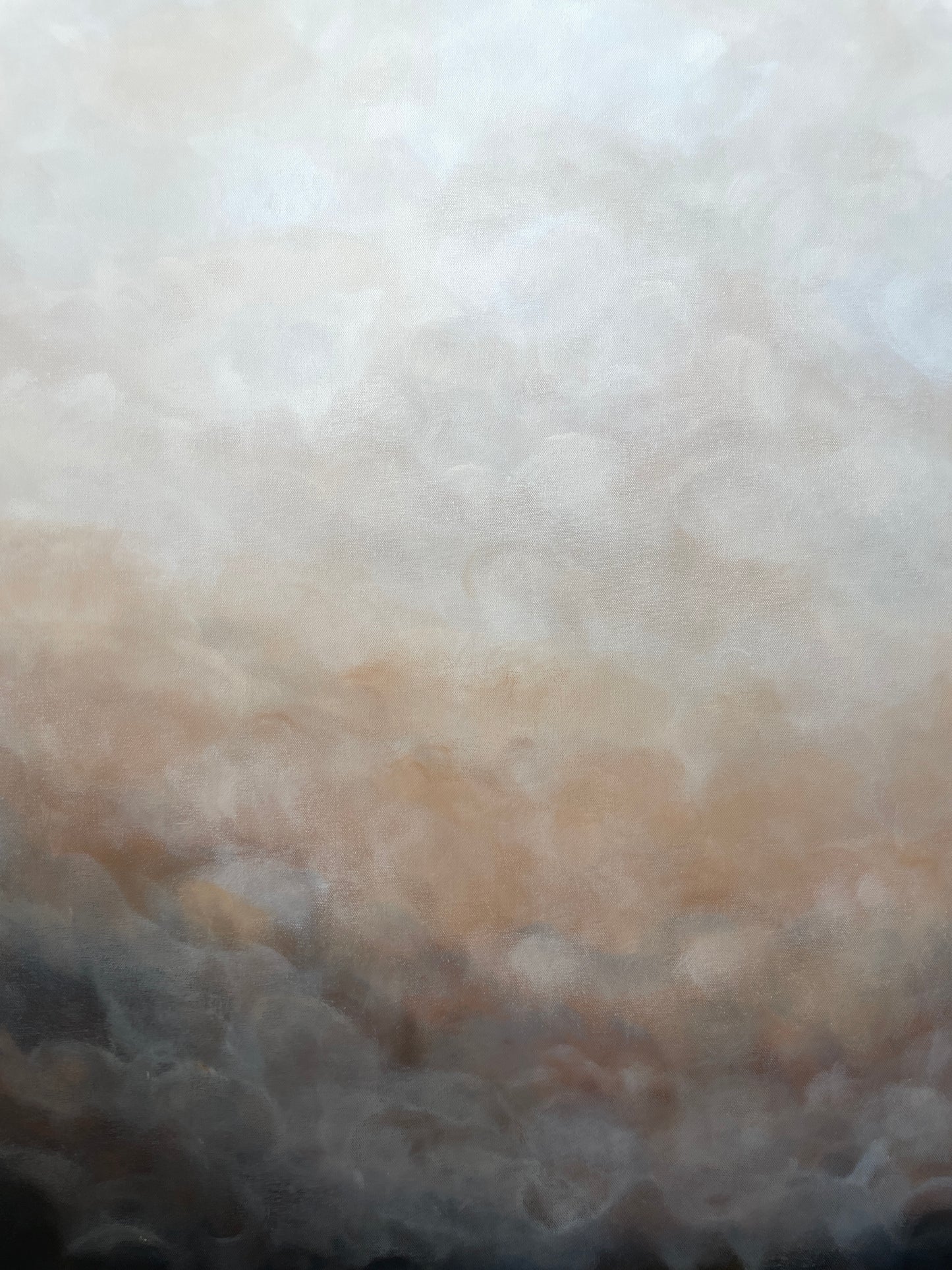 Närbild av penseldragen i ett abstrakt konstverk Gryning av Elin Palmgren i beige och grått med skiftningar i vitt och brunt