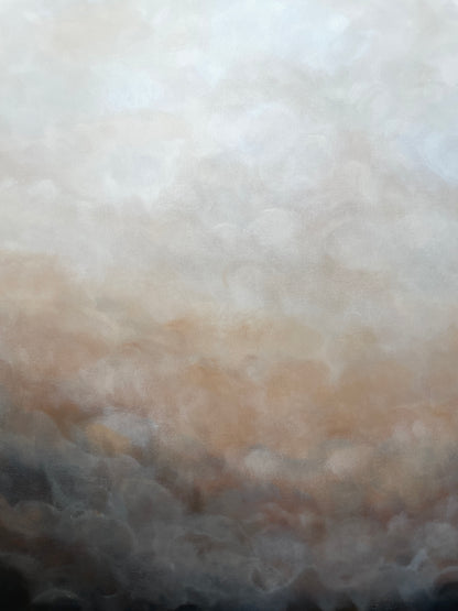 Närbild av penseldragen i ett abstrakt konstverk Gryning av Elin Palmgren i beige och grått med skiftningar i vitt och brunt