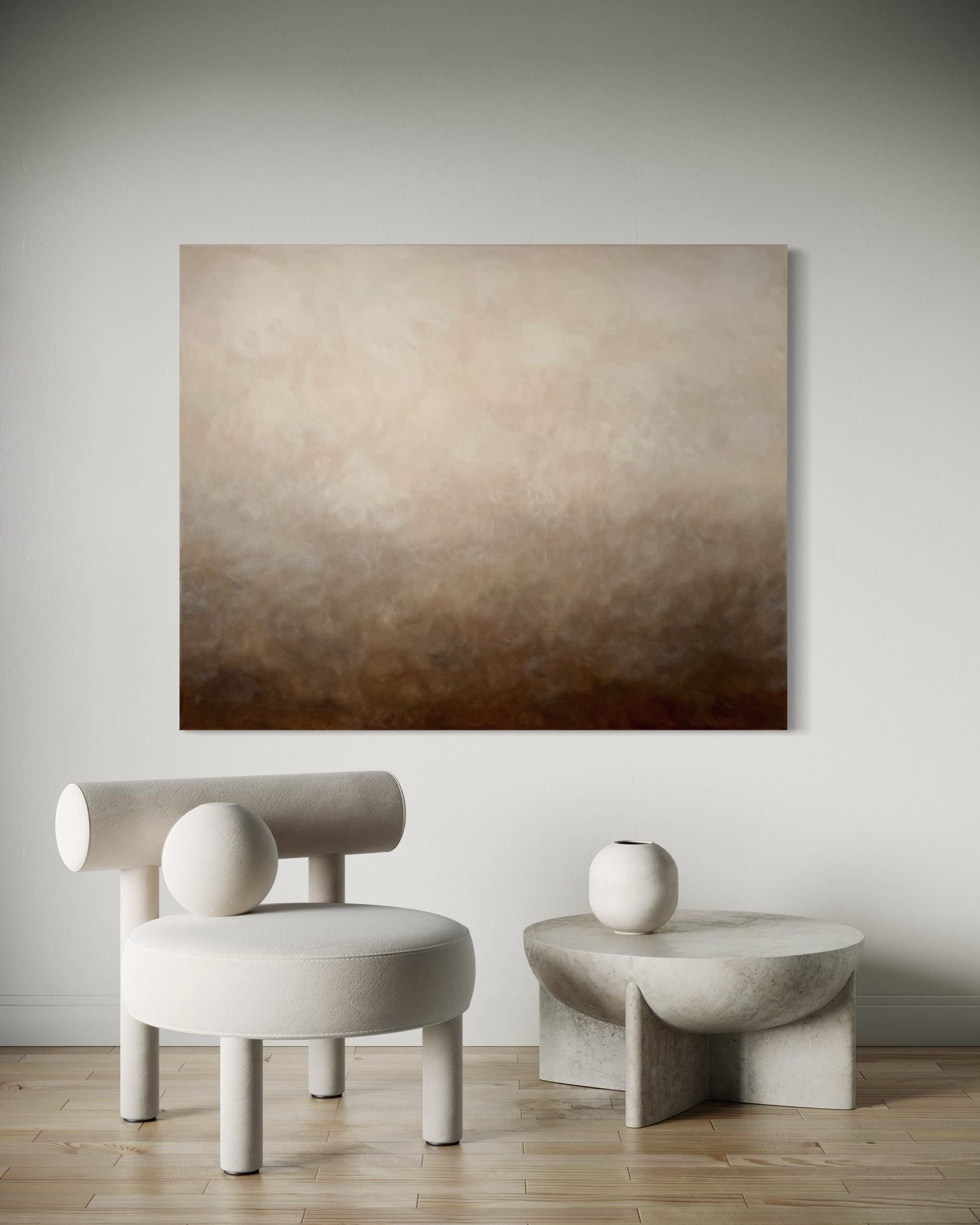 Höstdimma av Elin Palmgren – stor abstrakt tavla i brun och beige i minimalistiskt vardagsrum med fåtölj och bord