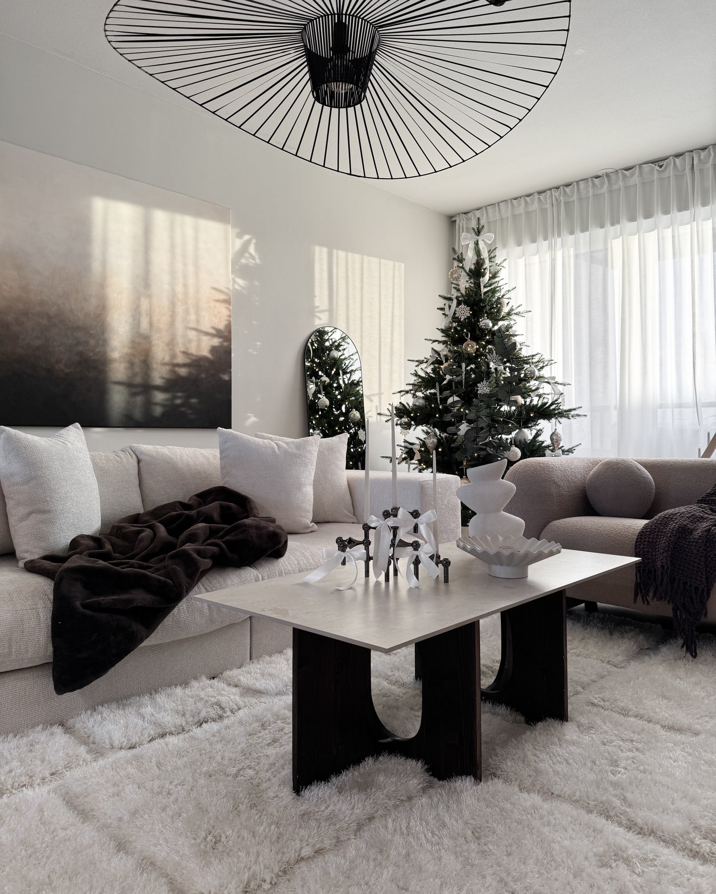 Höstvind 120x150 cm av konstnär Elin Palmgren hängd på vit vägg i ljust vardagsrum – LUGN Interiör