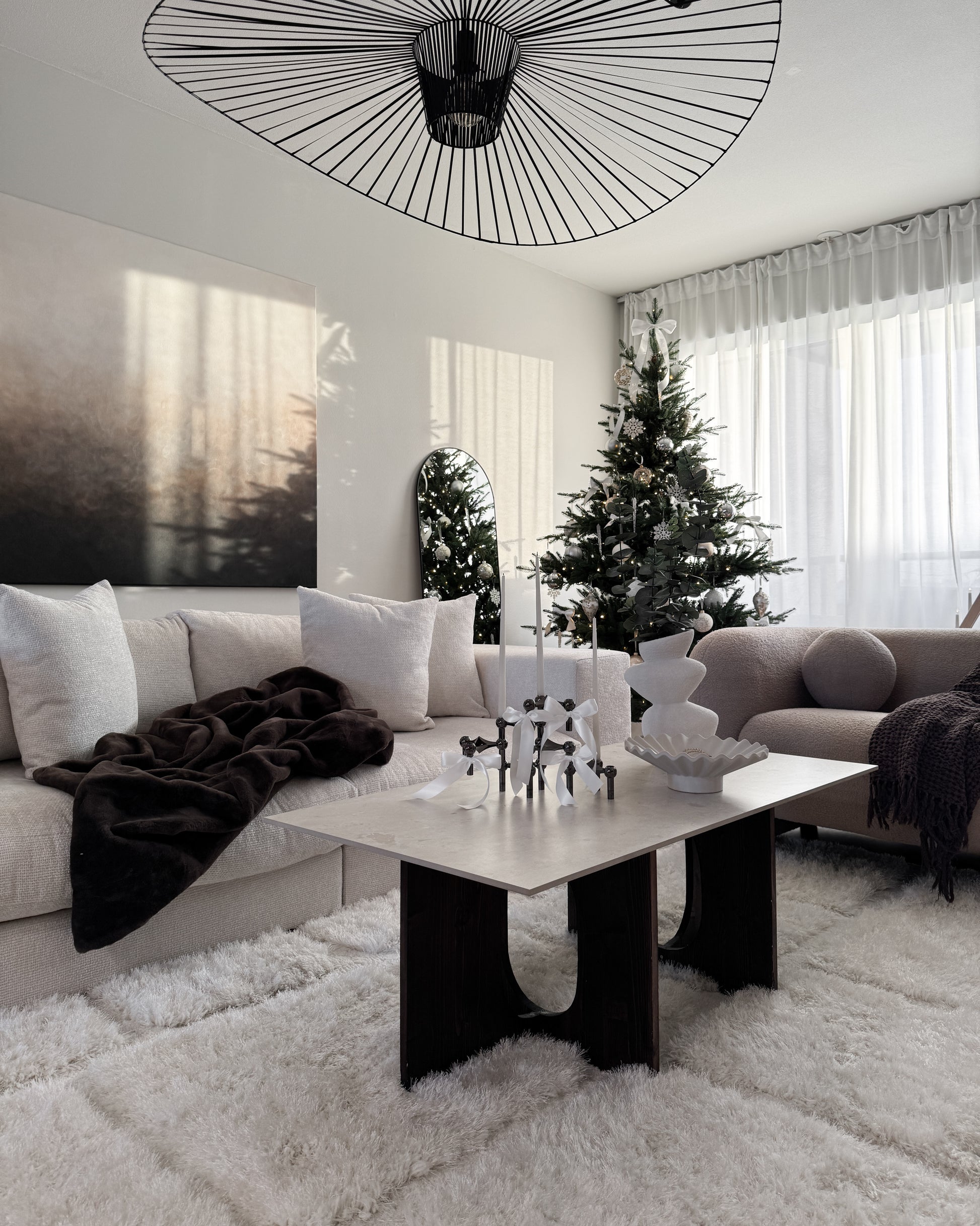 Höstvind 120x150 cm av konstnär Elin Palmgren hängd på vit vägg i ljust vardagsrum – LUGN Interiör