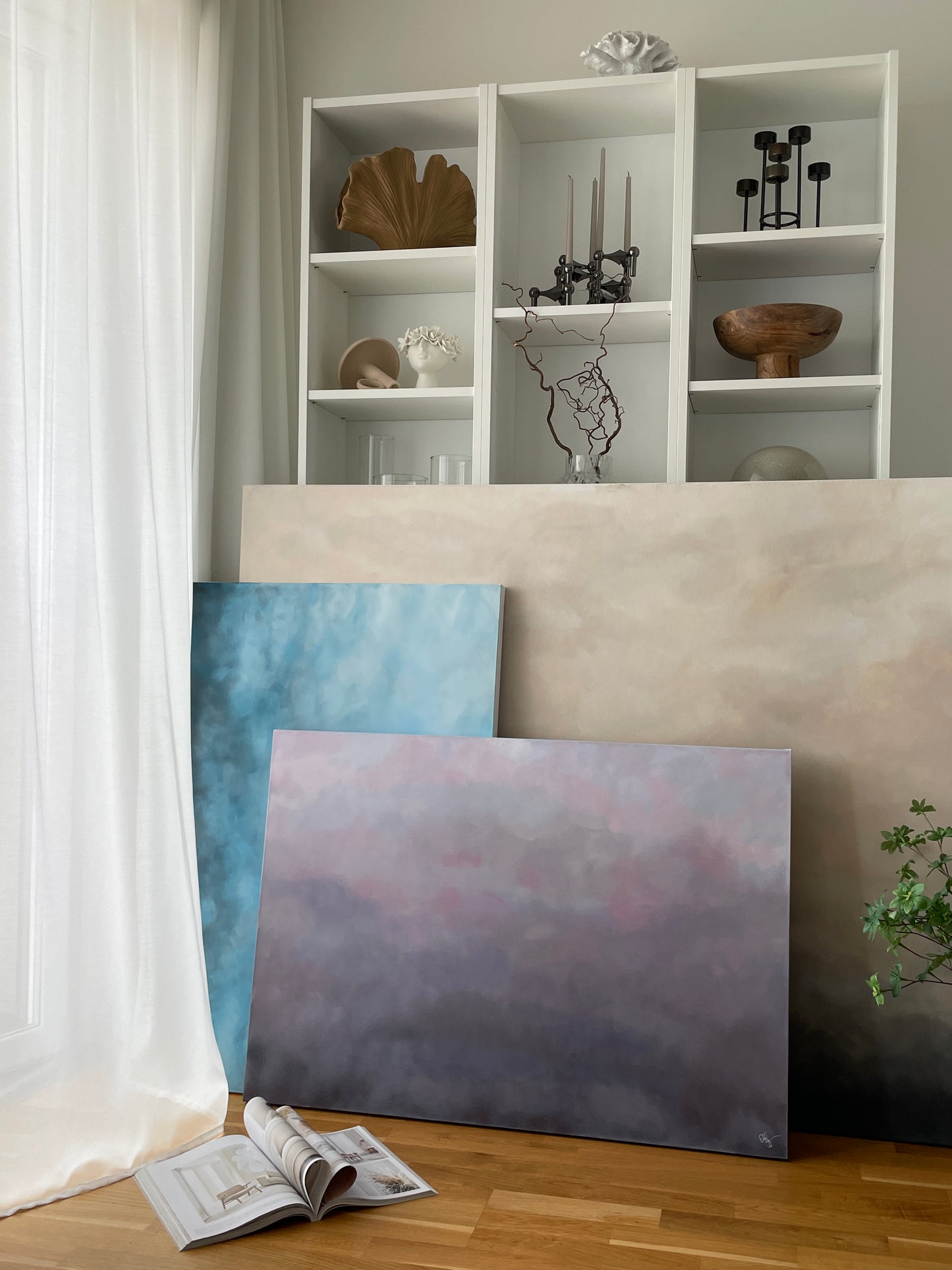 Lavender av Elin Palmgren – abstrakt tavla i lila och rosa i minimalistiskt vardagsrum vid handgjorda lugna konstverk