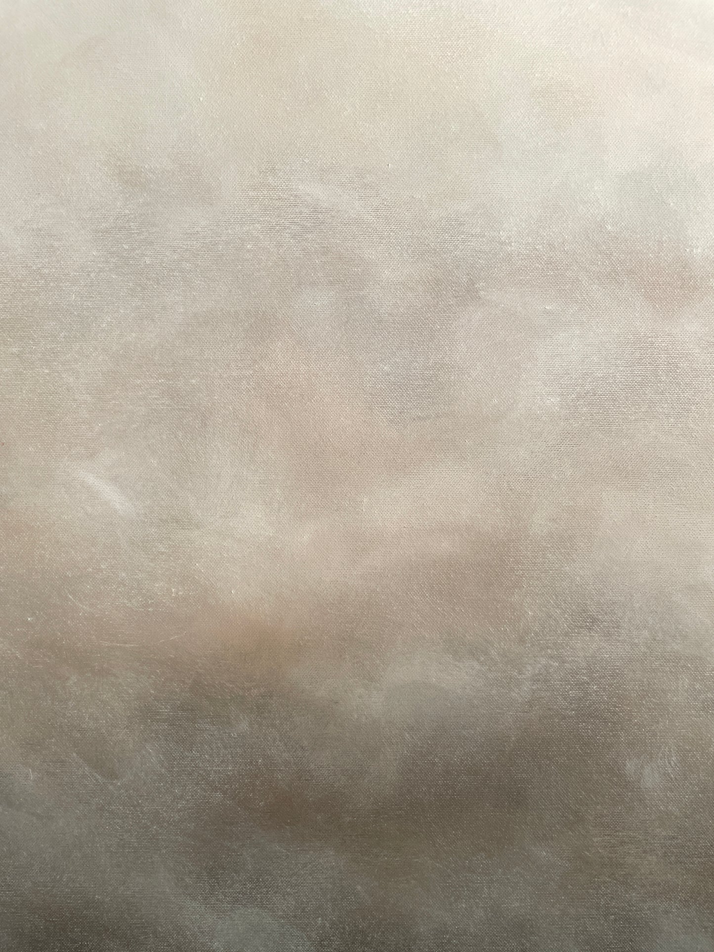 Närbild av abstrakt konstverk Noelle – handmålad teknik i grå och beige av Elin Palmgren