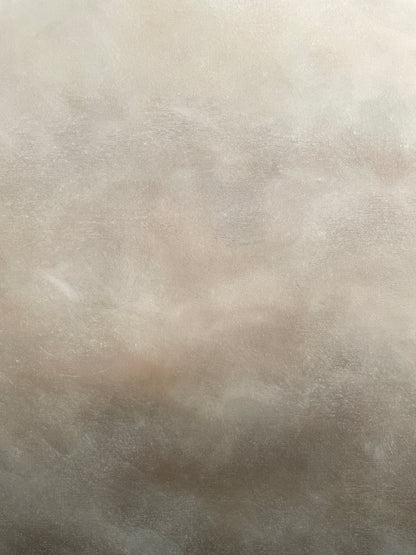 Närbild av abstrakt konstverk Noelle – handmålad teknik i grå och beige av Elin Palmgren
