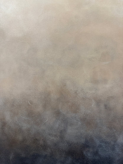 Detaljbild av penseldragen i konstverket Novemberglöd – handmålad teknik i brun, beige och svart av Elin Palmgren