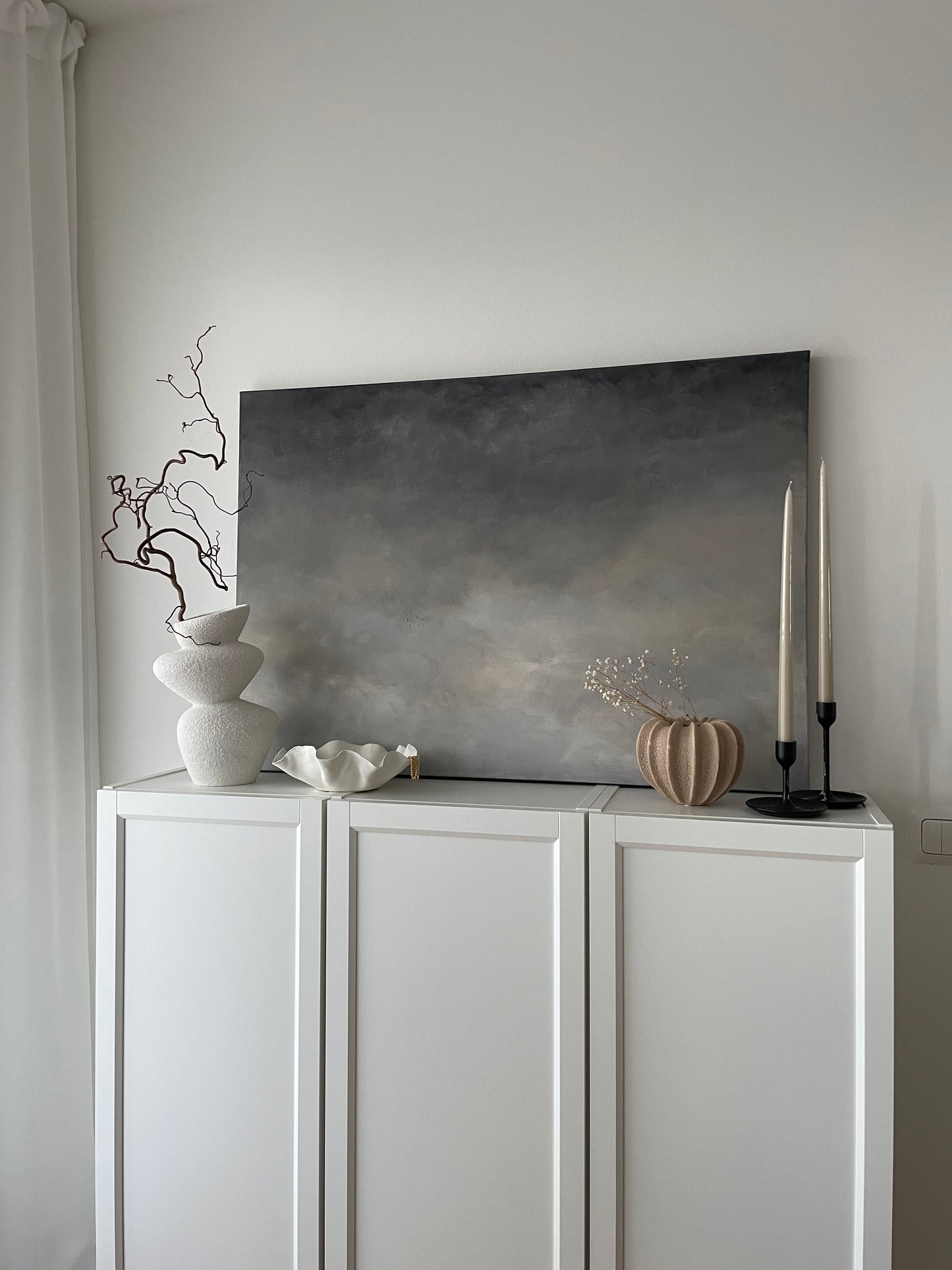 Abstrakt tavla Overcast av Elin Palmgren, 70x100 cm, akryl på duk ovanpå vitt skåp, LUGN Interiör
