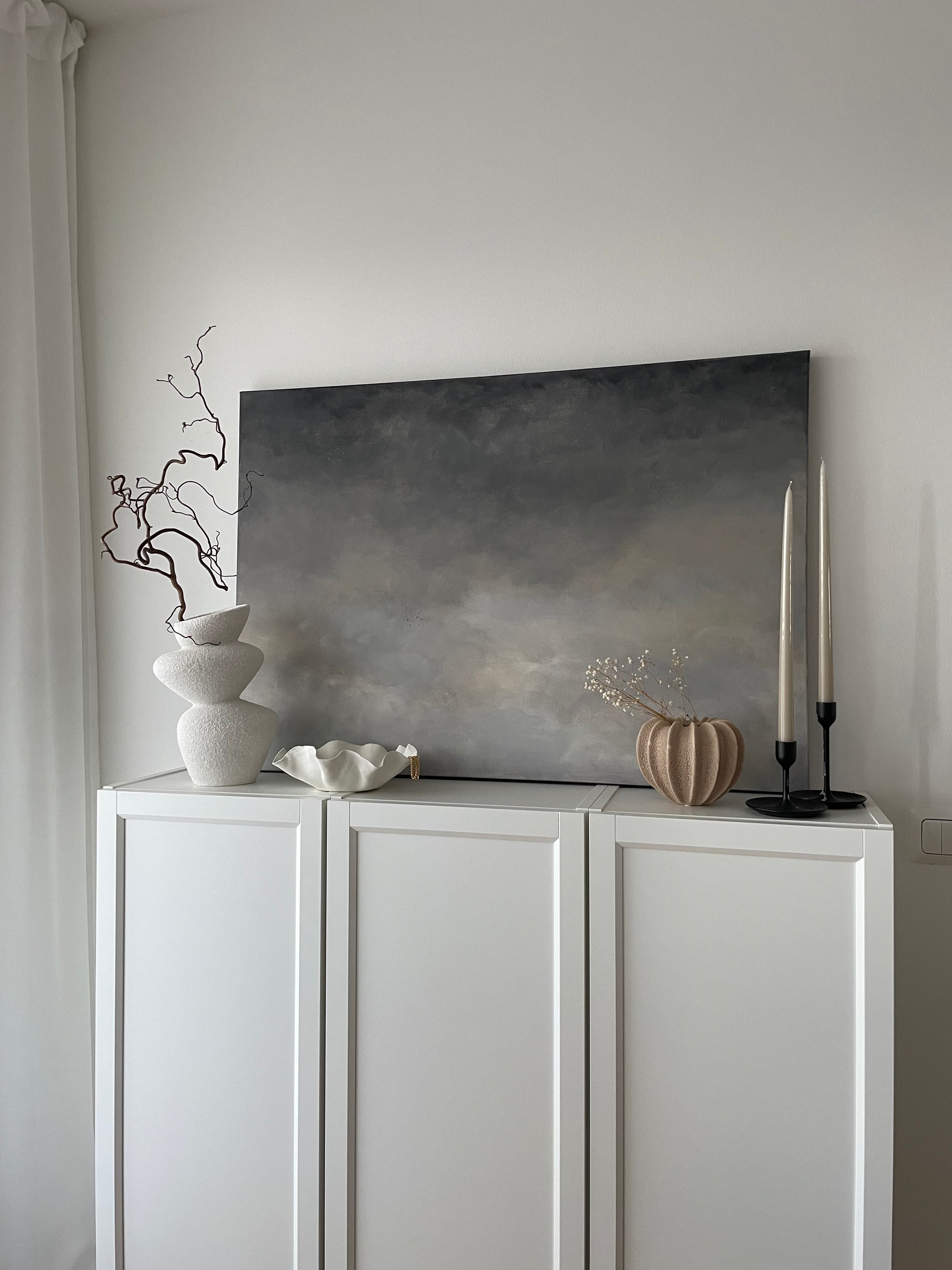 Abstrakt tavla Overcast av Elin Palmgren, 70x100 cm, akryl på duk ovanpå vitt skåp, LUGN Interiör