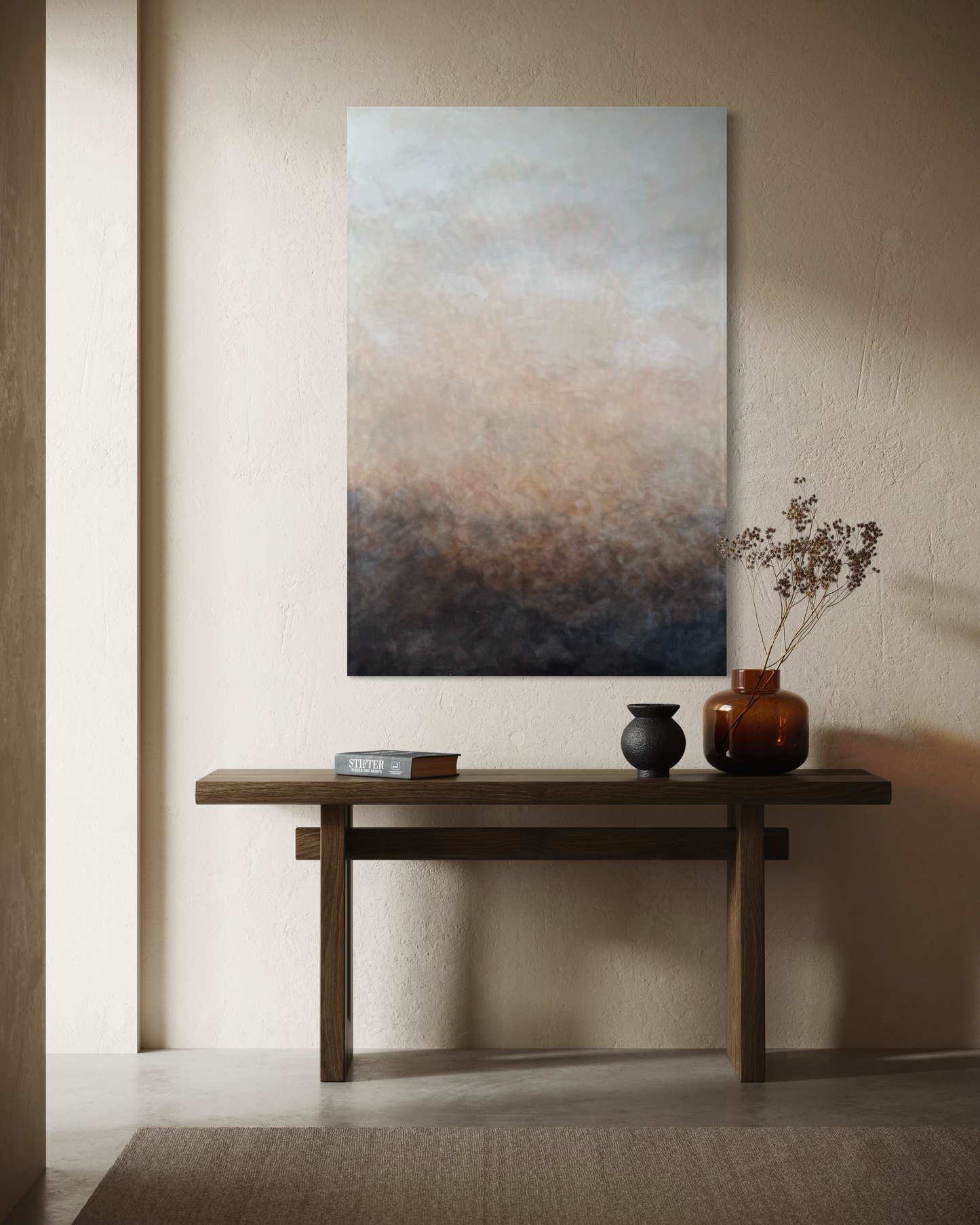 Rökslöja av Elin Palmgren i japandi-inspirerad hall med mörkt träbord och jordnära detaljer