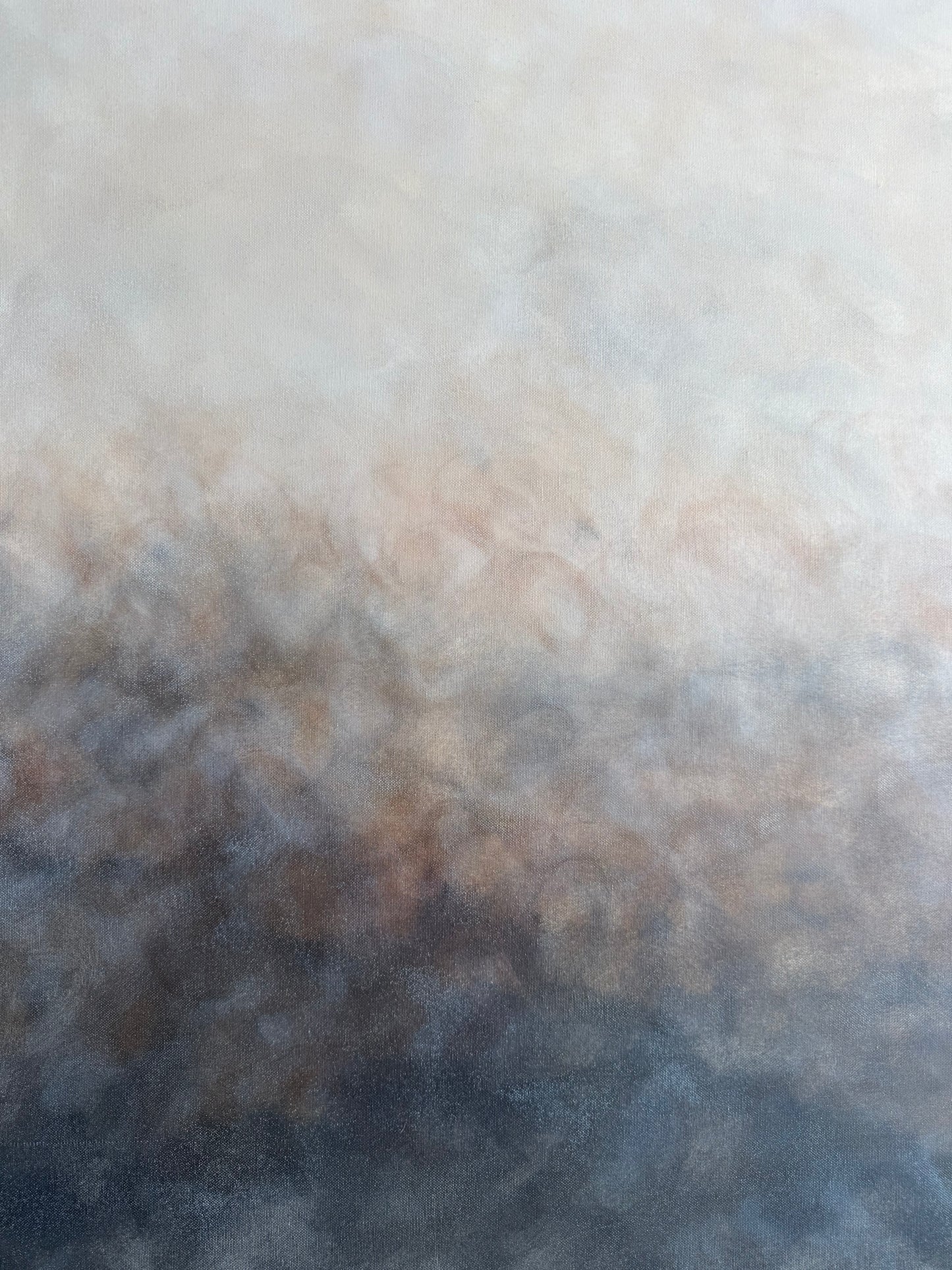 Närbild av penseldrag i Rökslöja – abstrakt tavla i beige, grå och svart av konstnär Elin Palmgren