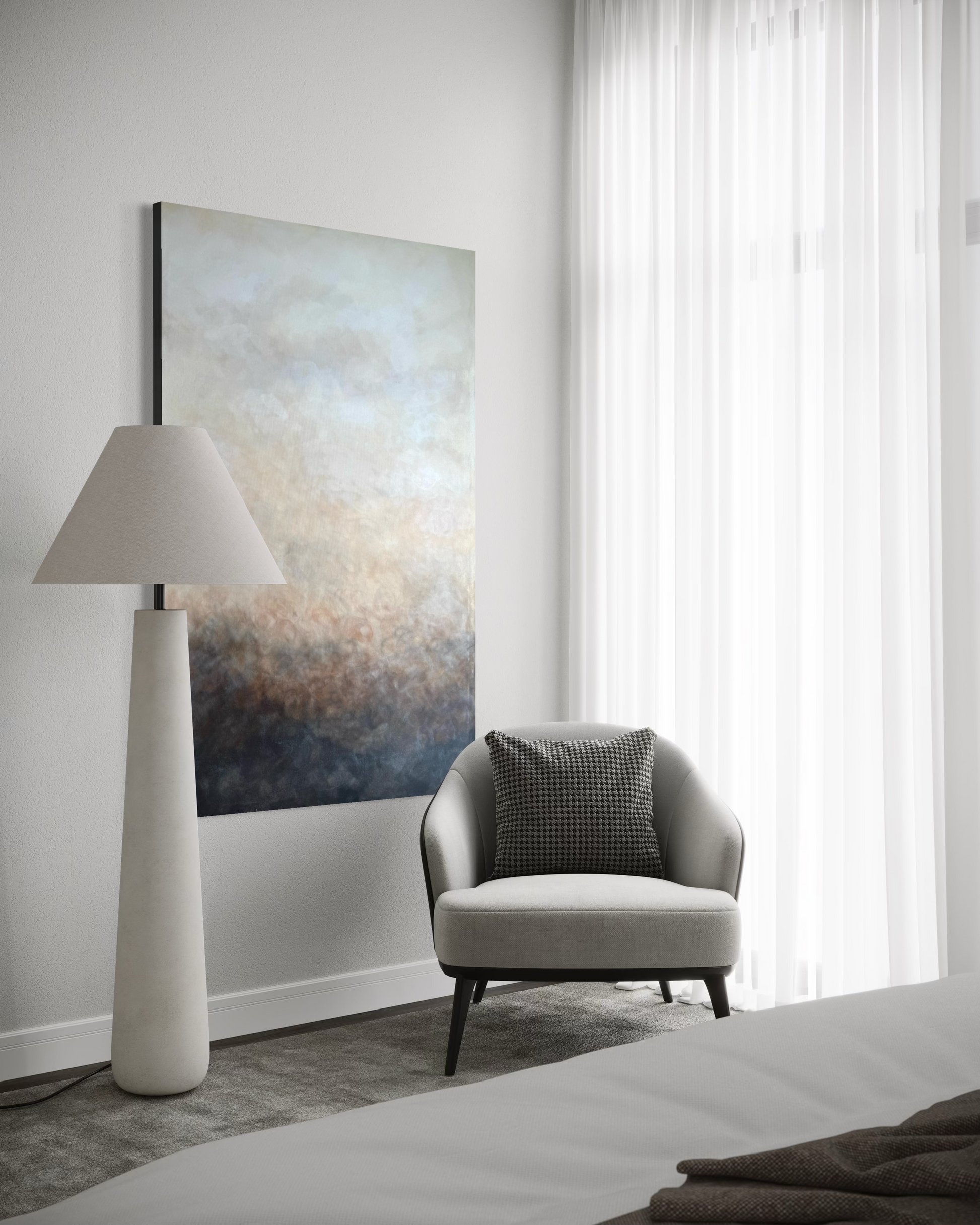 Sidobild av Rökslöja av Elin Palmgren – stor abstrakt tavla i grå och beige i minimalistiskt sovrum med golvlampa