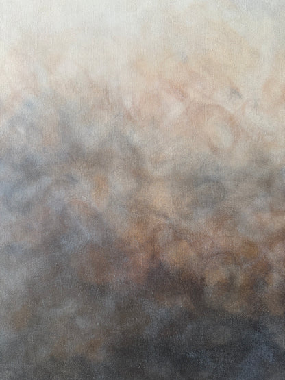 Närbild av abstrakt tavla Rökslöja – handmålad teknik i grå, beige och brun av Elin Palmgren