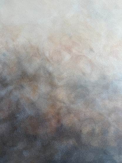 Närbild av penseldrag i Rökslöja – abstrakt tavla i beige, grå och svart av Elin Palmgren
