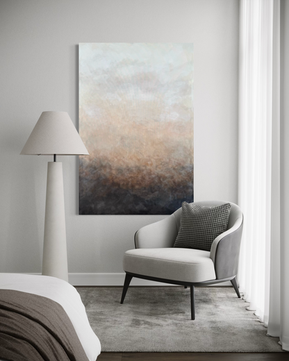 Stor abstrakt tavla Rökslöja av Elin Palmgren i svart, beige och koppar i minimalistiskt sovrum 