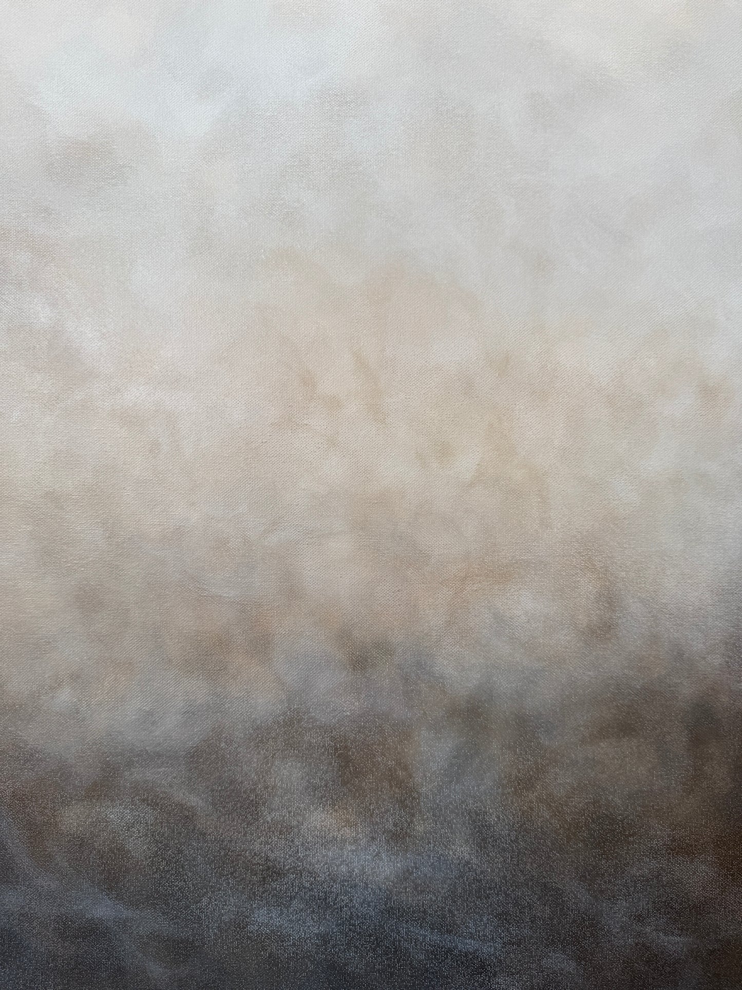 Närbild av skiftningarna i det handmålade konstverket Skiffer i beige, vit, grå och svart, målad av konstnären Elin Palmgren