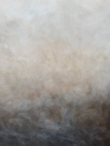 Närbild av skiftningarna i det handmålade konstverket Skiffer i beige, vit, grå och svart, målad av konstnären Elin Palmgren
